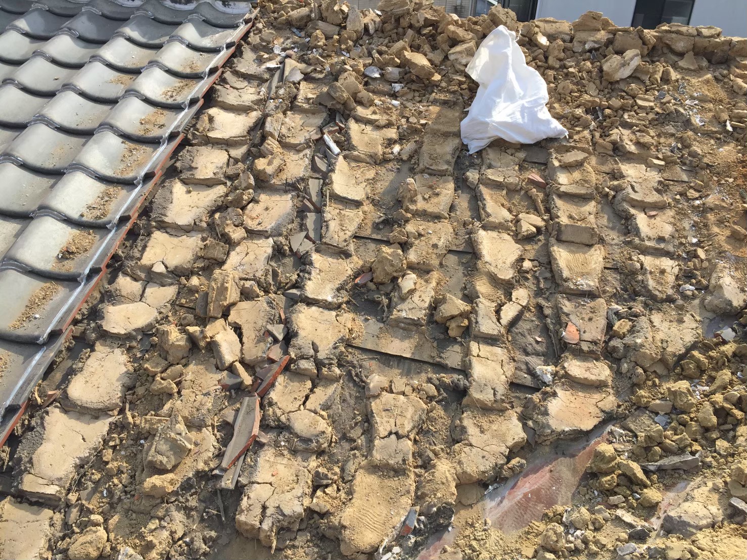 瓦の解体撤去開始長屋バージョン